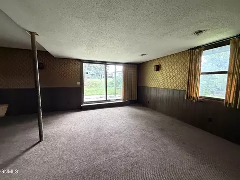 Living - 2431 E Boulevard Ave, Bismarck, ND 58501 photo 3 of 4