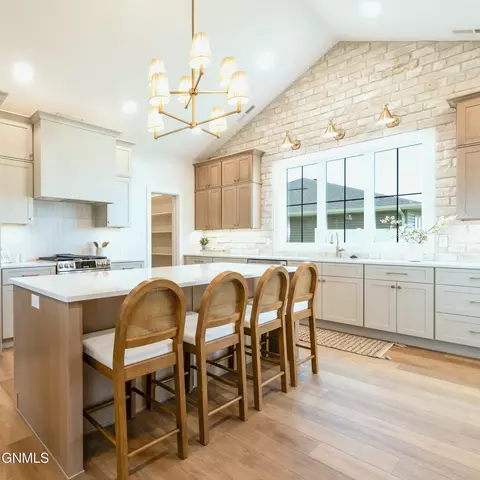 314 Lennox Dr, Bismarck, ND 58504