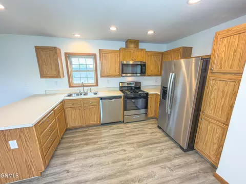 Kitchen - 2207 38th St W, Williston, ND 58801 photo 2 of 5