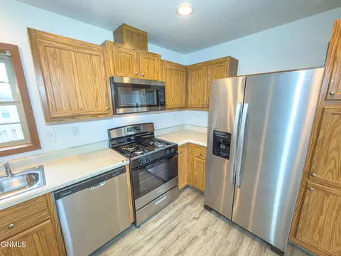 Kitchen - 2207 38th St W, Williston, ND 58801 photo 4 of 5
