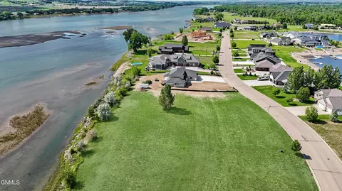 6116 Misty Waters Dr, Bismarck, ND 58503