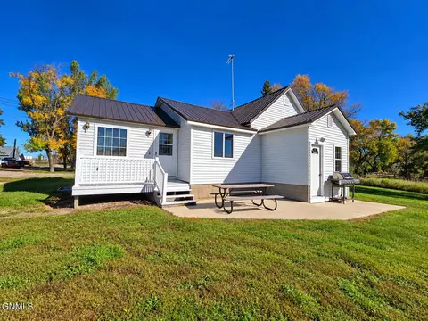 206 3rd St, Zeeland, ND 58581