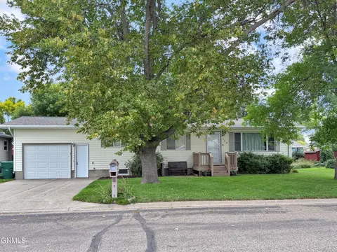 160 2nd Ave N, Carrington, ND 58421