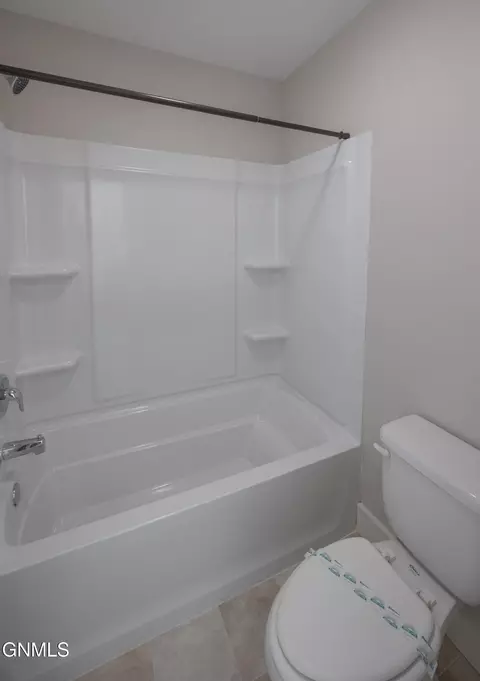 Bath - 3202 17th Ave W, Williston, ND 58801 photo 3 of 5