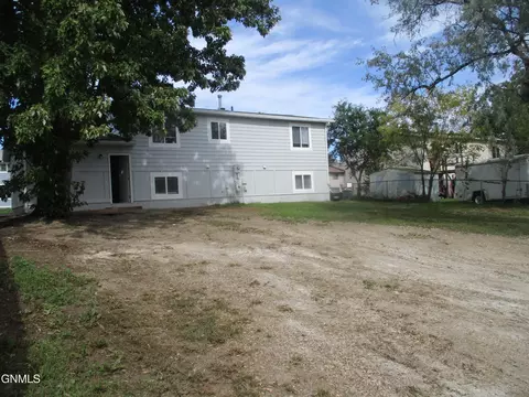Exterior - 1723 30th St W, Williston, ND 58801 photo 2 of 3