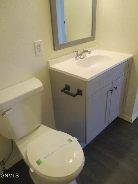 Bath - 1723 30th St W, Williston, ND 58801 photo 2 of 5