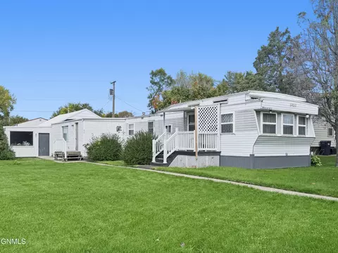 213 Elm Ave S, Fessenden, ND 58438