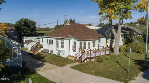 809 6th Ave NW, Mandan, ND 58554