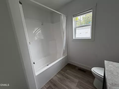 Bath - 703 6th Ave SE, Mandan, ND 58554 photo 2 of 2