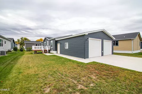 1421 Fox Dr SE, Mandan, ND 58554