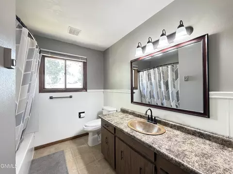 Bath - 412 Central Ave N, Beulah, ND 58523 photo 1 of 4