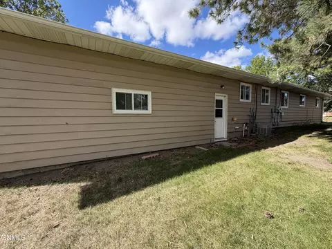 Exterior - 412 Central Ave N, Beulah, ND 58523 photo 6 of 7