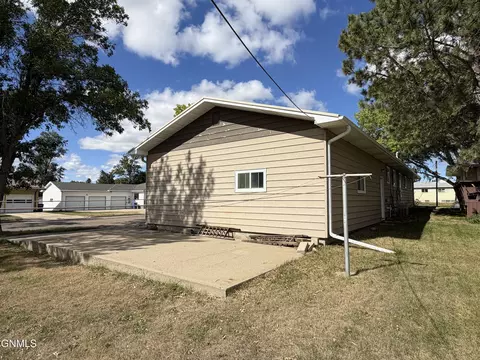 Exterior - 412 Central Ave N, Beulah, ND 58523 photo 5 of 7