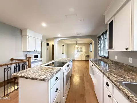 Kitchen - 412 Central Ave N, Beulah, ND 58523 photo 5 of 7