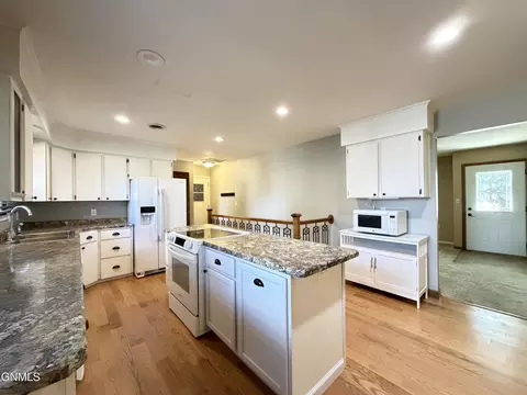 Kitchen - 412 Central Ave N, Beulah, ND 58523 photo 6 of 7