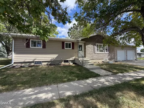 Exterior - 412 Central Ave N, Beulah, ND 58523 photo 3 of 7