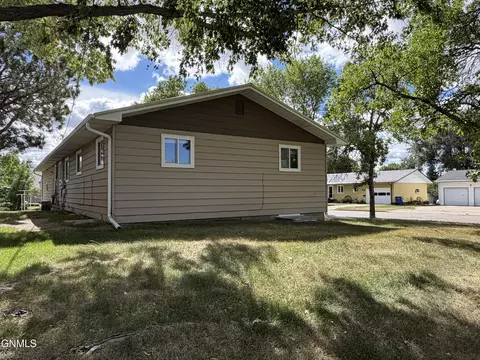 Exterior - 412 Central Ave N, Beulah, ND 58523 photo 2 of 7