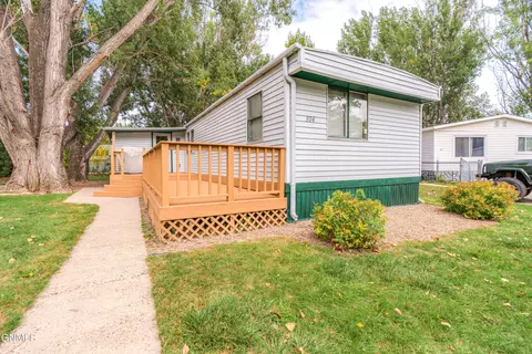 304 Buckingham Pl, Bismarck, ND 58504