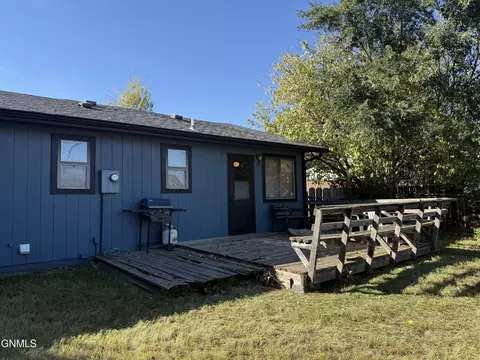 Exterior - 2010 20th Ave W, Williston, ND 58801 photo 3 of 4