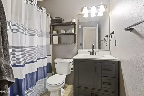 Bath - 1719 25th St W, Williston, ND 58801 photo 2 of 4
