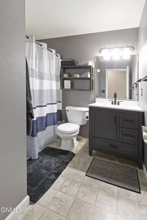 Bath - 1719 25th St W, Williston, ND 58801 photo 3 of 4