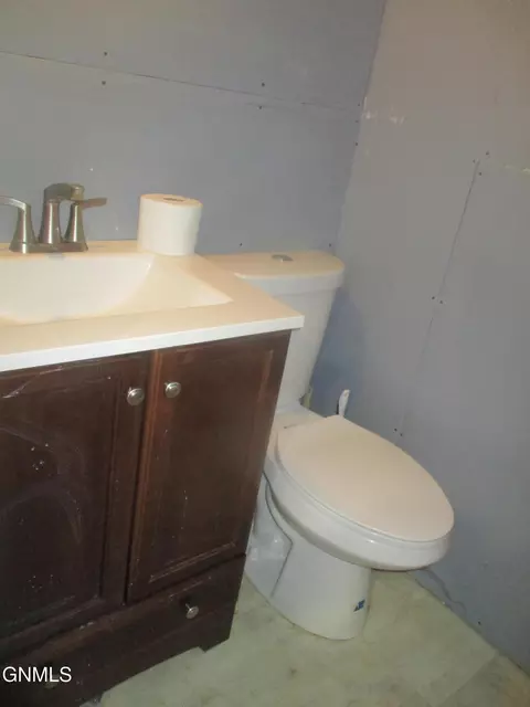 Bath - 612 17th St W, Williston, ND 58801 photo 3 of 3