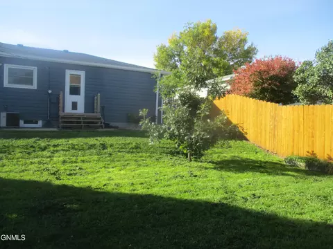 Exterior - 612 17th St W, Williston, ND 58801 photo 5 of 7