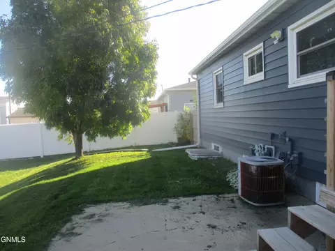 Exterior - 612 17th St W, Williston, ND 58801 photo 3 of 7
