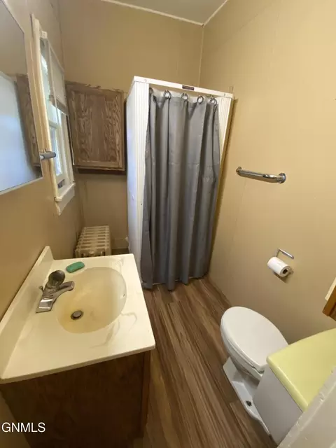 Bath - 409 Collins Ave, Mandan, ND 58554 photo 2 of 4