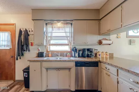 Kitchen - 1407 1st St NW, Mandan, ND 58554 photo 4 of 5