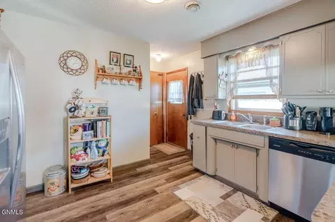 Entry Way - 1407 1st St NW, Mandan, ND 58554 photo 2 of 3