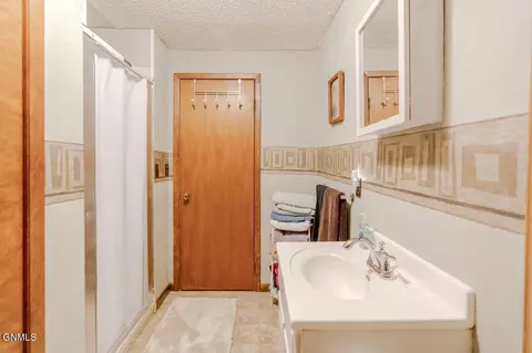 Bath - 1407 1st St NW, Mandan, ND 58554 photo 3 of 4