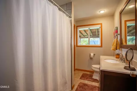 Bath - 413 3rd Ave NW, Beulah, ND 58523 photo 2 of 5