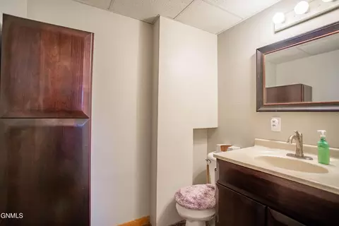 Bath - 413 3rd Ave NW, Beulah, ND 58523 photo 4 of 5