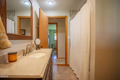 Bath - 413 3rd Ave NW, Beulah, ND 58523 photo 3 of 5