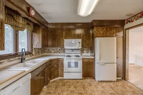 Kitchen - 618 Interstate Ave W, Bismarck, ND 58503 photo 4 of 5