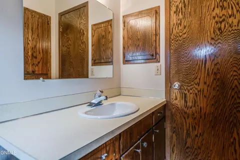Bath - 618 Interstate Ave W, Bismarck, ND 58503 photo 10 of 10