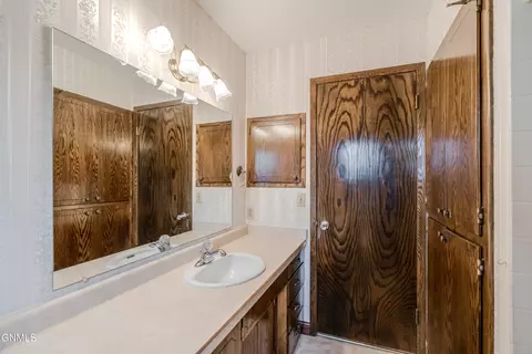 Bath - 618 Interstate Ave W, Bismarck, ND 58503 photo 4 of 10