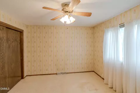 Bedroom - 618 Interstate Ave W, Bismarck, ND 58503 photo 4 of 9
