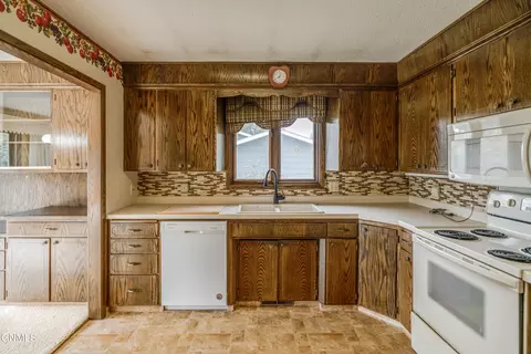 Kitchen - 618 Interstate Ave W, Bismarck, ND 58503 photo 2 of 5