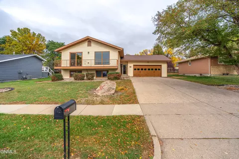 Exterior - 618 Interstate Ave W, Bismarck, ND 58503 photo 4 of 13