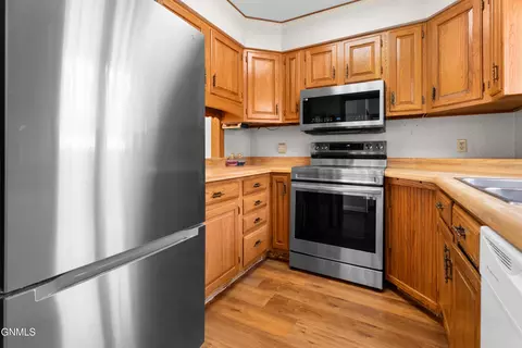 Kitchen - 2116 E Dakota Pkwy, Williston, ND 58801 photo 2 of 2