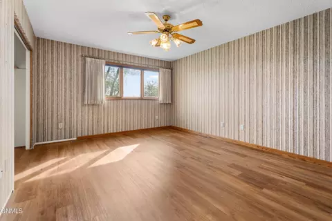 Bedroom - 2116 E Dakota Pkwy, Williston, ND 58801 photo 2 of 3