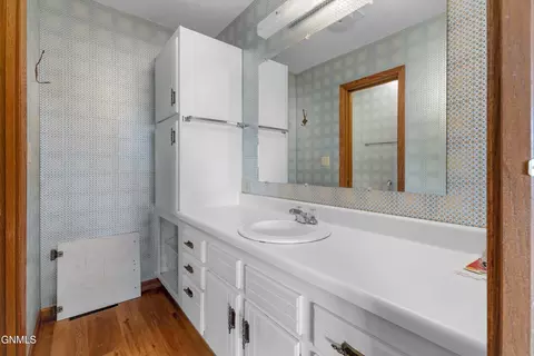 Bath - 2116 E Dakota Pkwy, Williston, ND 58801 photo 1 of 3
