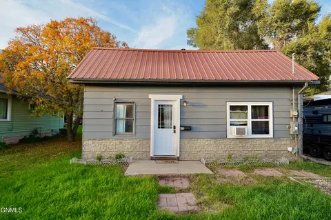 628 5th St NW, Valley City, ND 58072