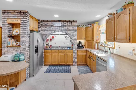 Kitchen - 420 E Brandon Dr, Bismarck, ND 58503 photo 11 of 13