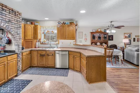 Kitchen - 420 E Brandon Dr, Bismarck, ND 58503 photo 8 of 13