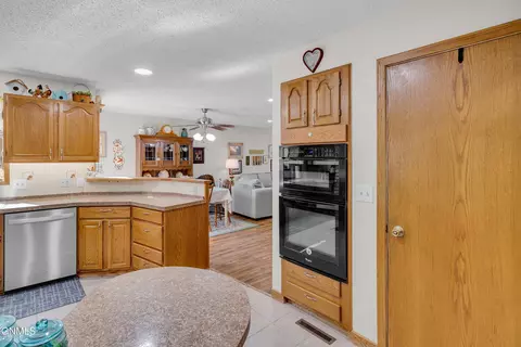 Kitchen - 420 E Brandon Dr, Bismarck, ND 58503 photo 9 of 13
