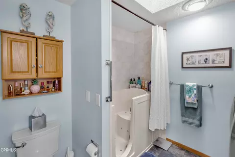 Bath - 420 E Brandon Dr, Bismarck, ND 58503 photo 2 of 4