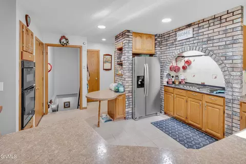 Kitchen - 420 E Brandon Dr, Bismarck, ND 58503 photo 4 of 13